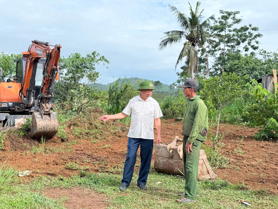 Chủ tịch UBND xã Nam Đàn Hoàng Nghĩa Hùng nắm bắt nguyện vọng người dân.