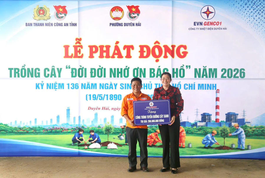 Đại diện Công ty Nhiệt điện Duyên Hải trao bảng tượng trưng hỗ trợ 200 triệu đồng thực hiện chương trình “Trồng cây đời đời nhớ ơn Bác Hồ”Tuyến đường cây xanh tại Khóm Láng Cháo