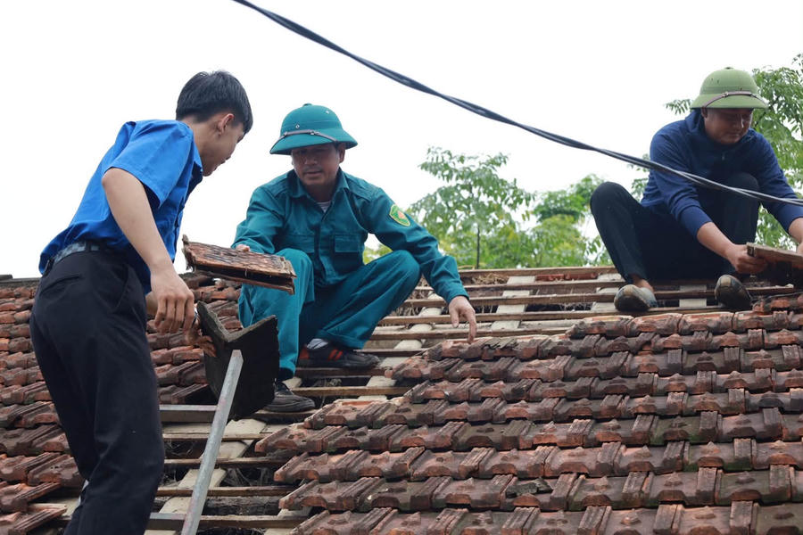 Huy động các lực lượng, hỗ trợ người dân di dời tài sản.
