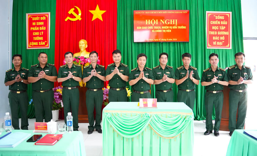 Lãnh đạo Ban Chỉ huy BĐBP tỉnh Cà Mau và đại biểu chúc mừng Trung tá Nguyễn Hoàng Phú nhận nhiệm vụ Đồn trưởng Đồn Biên phòng Khánh Tiến.