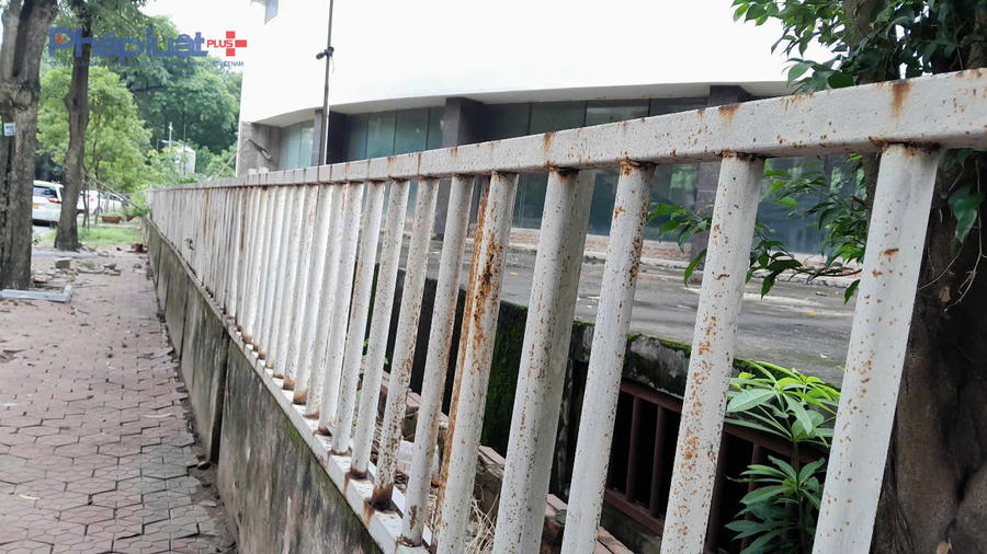 Hàng rào, khoá cổng đã dần hoen rỉ...