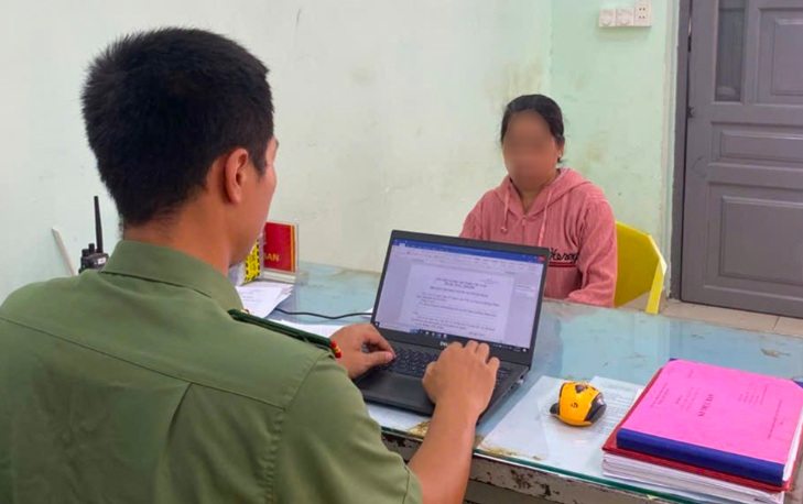 Lực lượng chức năng làm việc với bảo mẫu T. Ảnh: CA TP HCM