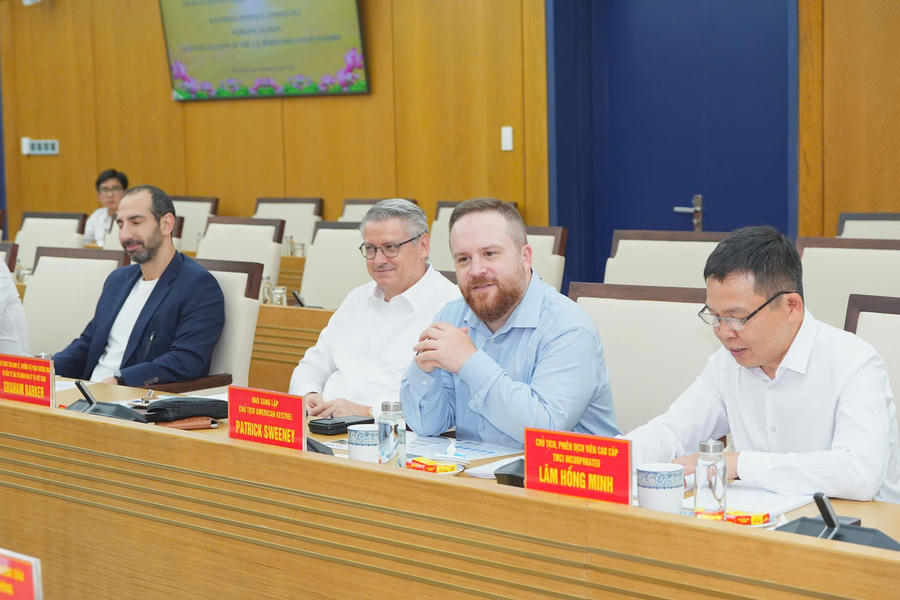 Đại diện đoàn doanh nghiệp, nhà đầu tư Hoa Kỳ phát biểu tại buổi làm việc.
