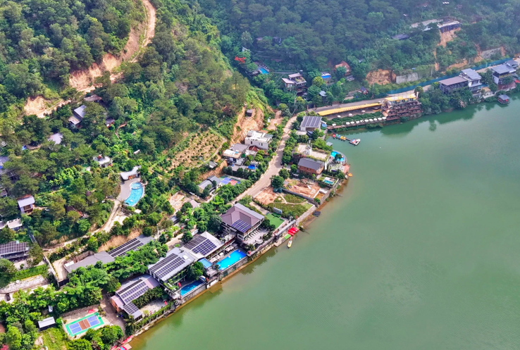 Khu vực rừng phòng hộ Sóc Sơn (Hà Nội) xuất hiện nhiều villa, homestay, bungalow và khu nghỉ dưỡng, ảnh chụp tháng 6/2026. Ảnh: Đình Đình Khu vực rừng phòng hộ Sóc Sơn (Hà Nội) xuất hiện nhiều villa, homestay, bungalow và khu nghỉ dưỡng, ảnh chụp tháng 6/2026. Ảnh: Đình Đình