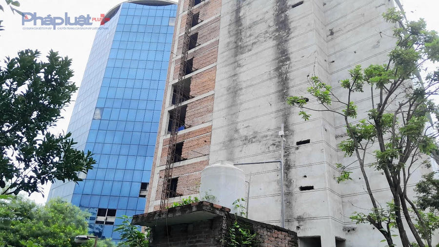 Phía sau công trình vẫn còn hệ thống thang máy vận hành phục vụ thi công, nhưng đã hoen rỉ.