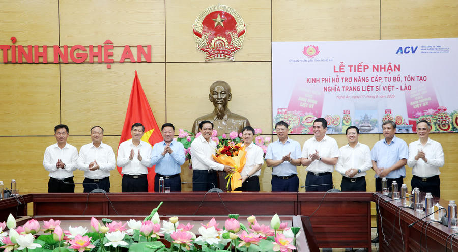 Lãnh đạo tỉnh Nghệ An tặng hoa cảm ơn ACV vì sự đồng hành, trách nhiệm và nghĩa tình đối với địa phương.