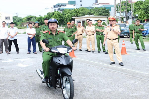 Hình ảnh tập huấn nghiệp vụ và hướng dẫn thực hành kỹ năng lái xe mô tô, xe gắn máy an toàn cho đội ngũ nòng cốt ở cơ sở.
