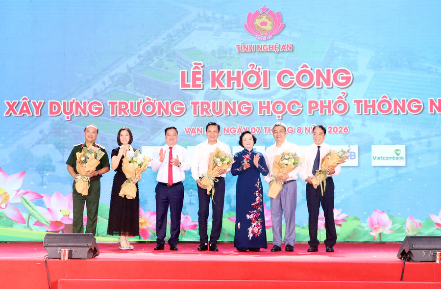 Phó Thủ tướng Chính phủ Phạm Thị Thanh Trà và Bí thư Tỉnh ủy Nghệ An Nguyễn Khắc Thận tặng hoa cảm ơn các nhà tài trợ.