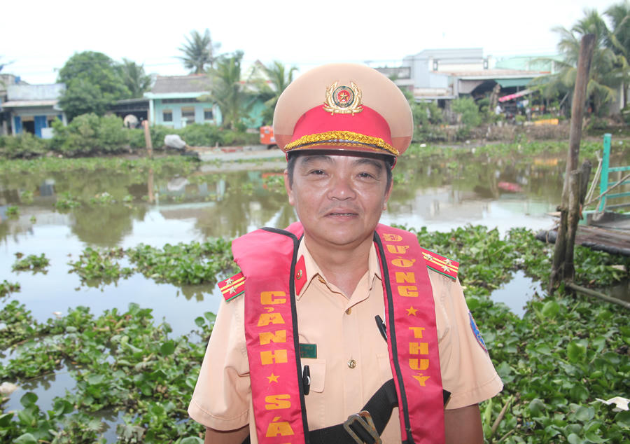 Thượng tá Huỳnh Việt Triều - Đội trưởng Đội Cảnh sát đường thủy (Phòng CSGT Công an tỉnh Cà Mau), trao đổi với phóng viên về các giải pháp bảo đảm trật tự, an toàn giao thông đường thủy trong mùa mưa bão.