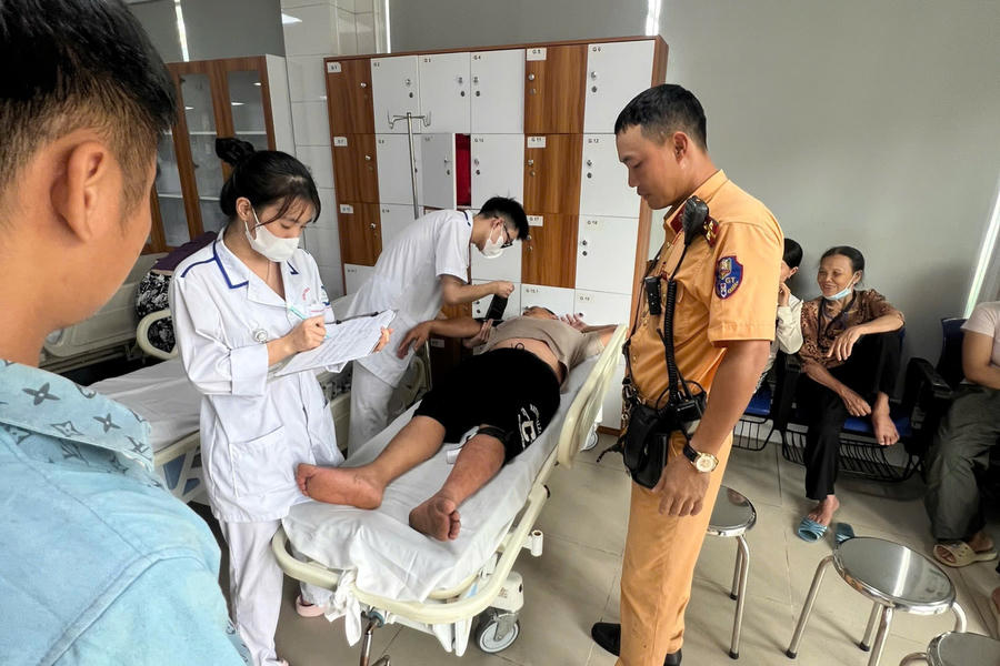 Bệnh nhân được các bác sĩ thăm khám kịp thời.