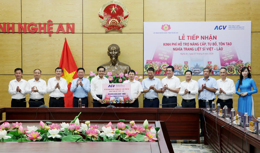 Lãnh đạo ACV trao biểu trưng số tiền 20 tỷ đồng hỗ trợ tỉnh Nghệ An.