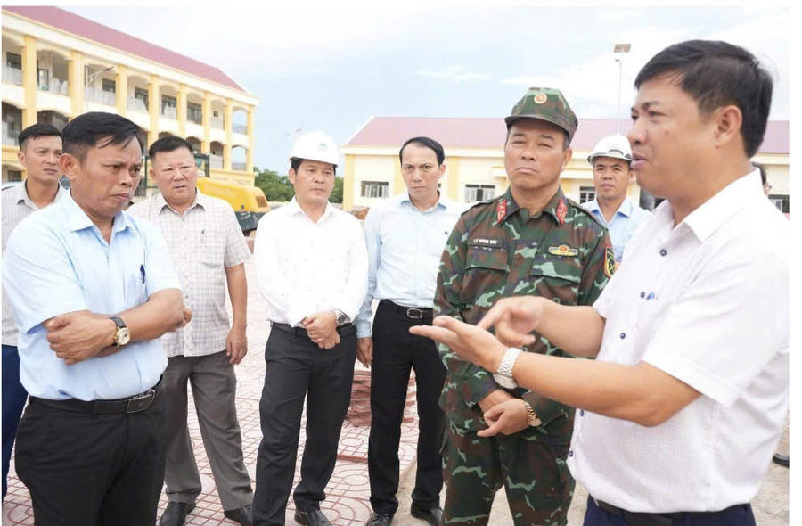 Bí thư Tỉnh ủy Đắk Lắk Lương Nguyễn Minh Triết (bên phải) đi kiểm tra thực tế tiến độ công trình xây dựng trường học. Ảnh: HM