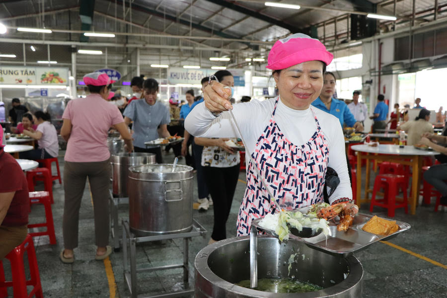Bữa cơm Công đoàn với thực đơn phong phú, đầy đủ dinh dưỡng.