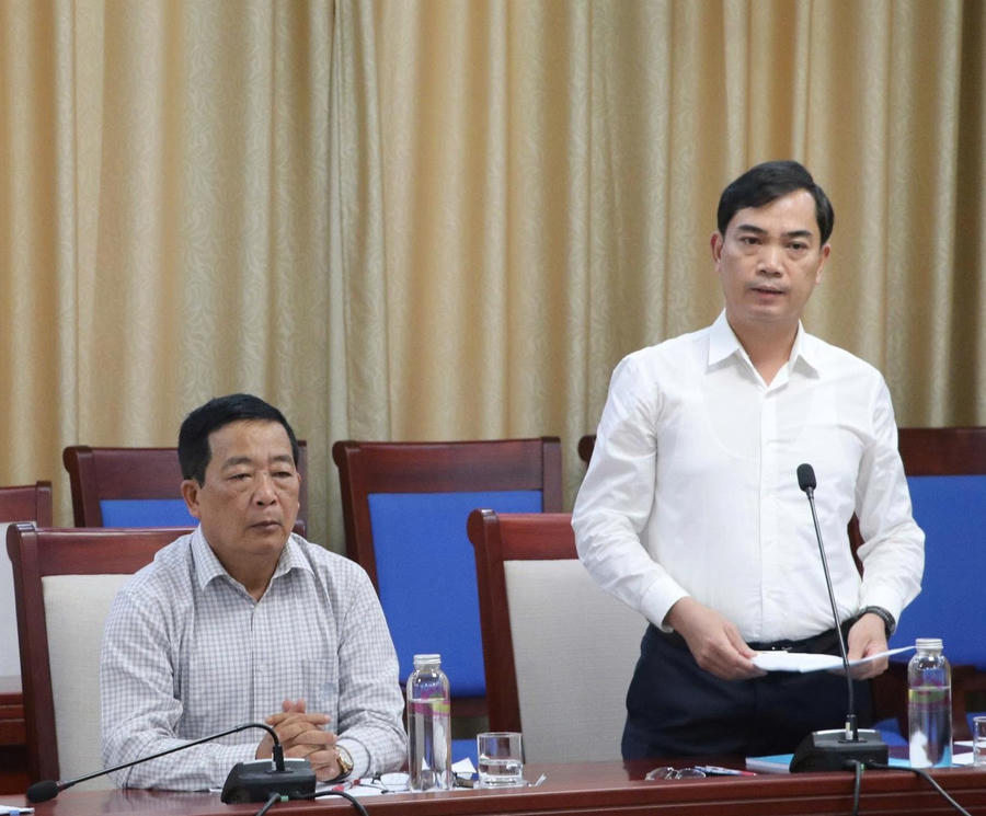 Giám đốc Sở GD&ĐT Nghệ An Nguyễn Văn Khoa báo cáo về cách thức triển khai, dự thảo Phương án sắp xếp.