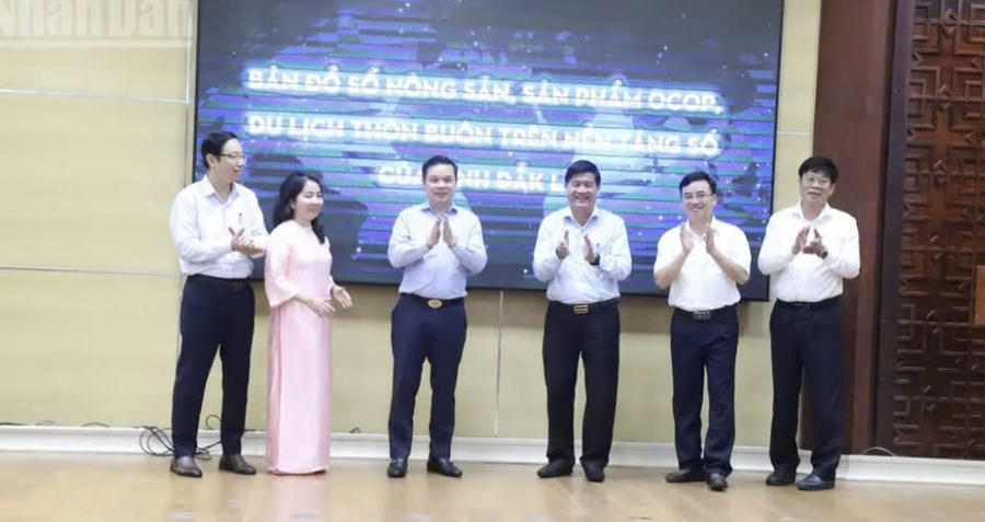 Ủy ban nhân dân tỉnh Đắk Lắk giao các sở, ngành và các Ủy ban nhân dân các xã, phường xây dựng kế hoạch chi tiết, bố trí đầy đủ nguồn lực để triển khai công tác tuyên truyền nhằm nâng cao nhận thức của người dân, hợp tác xã và doanh nghiệp về ý nghĩa của việc số hóa dữ liệu, xây dựng mã số vùng trồng và truy xuất nguồn gốc. Ảnh: C.L