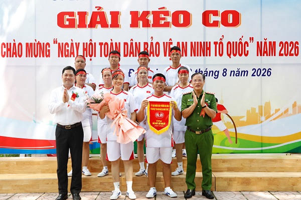 Thượng tướng Nguyễn Văn Long và Bí thư Tỉnh ủy Bắc Ninh, ông Nguyễn Hồng Thái trao cờ lưu niệm cho tổ dân phố Lò - đội thi giành giải Nhất hội thi kéo co.