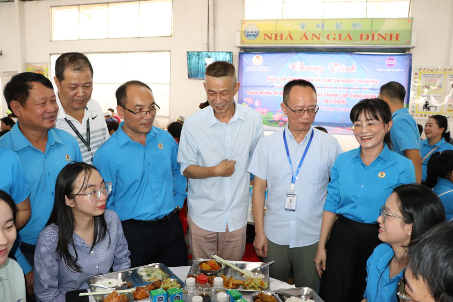 Niềm vui lan tỏa bên Bữa cơm Công đoàn tại Công ty Pou Chen Việt Nam. Niềm vui lan tỏa bên Bữa cơm Công đoàn tại Công ty Pou Chen Việt Nam.