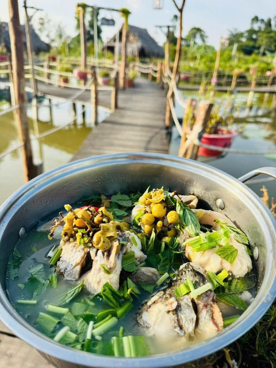 Các món ăn được kết hợp với nho tại homestay của ông Đoàn Thanh Điền ở ấp Mỹ Long 2.