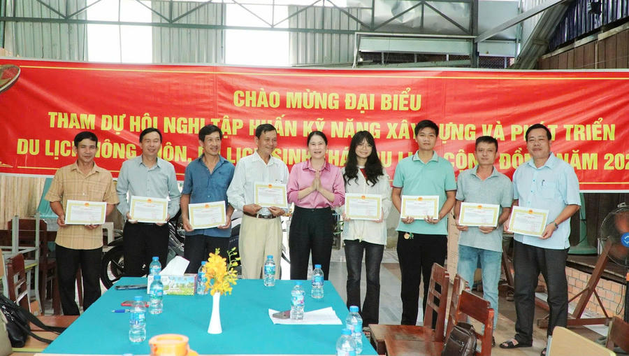 rao giấy chứng nhận cho các chủ thể, hộ kinh doanh và cơ sở cung cấp dịch vụ du lịch hoàn thành khóa tập huấn kỹ năng xây dựng và phát triển du lịch nông thôn, du lịch sinh thái, du lịch cộng đồng năm 2026.