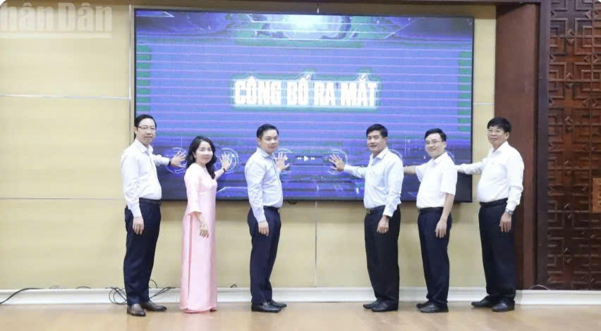 Phó Chủ tịch Ủy ban nhân dân tỉnh Đắk Lắk Nguyễn Thiên Văn và các lãnh đạo tỉnh bấm nút khởi đông tại hội nghị. Phó Chủ tịch Ủy ban nhân dân tỉnh Đắk Lắk Nguyễn Thiên Văn và các lãnh đạo tỉnh bấm nút khởi đông tại hội nghị.