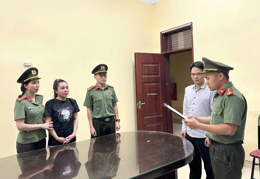 Đối tượng Hà Thị Thu Hiền tại cơ quan công an. (Ảnh: CA Tuyên Quang).