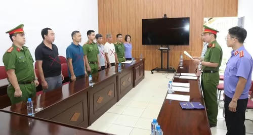 4 đối tượng bị khởi tố về hành vi vi phạm quy định về khai thác tài nguyên.