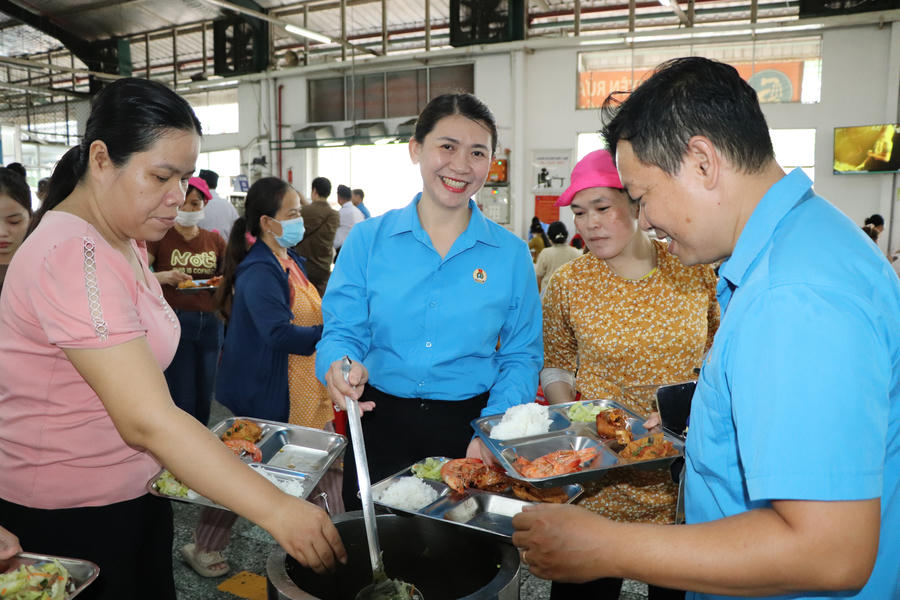 Niềm vui lan tỏa trong Bữa cơm Công đoàn.
