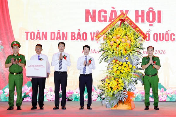 Thượng tướng Nguyễn Văn Long tặng hoa chúc mừng Nhân dân và cán bộ phường Đa Mai nhân Ngày hội toàn dân bảo vệ an ninh Tổ quốc.