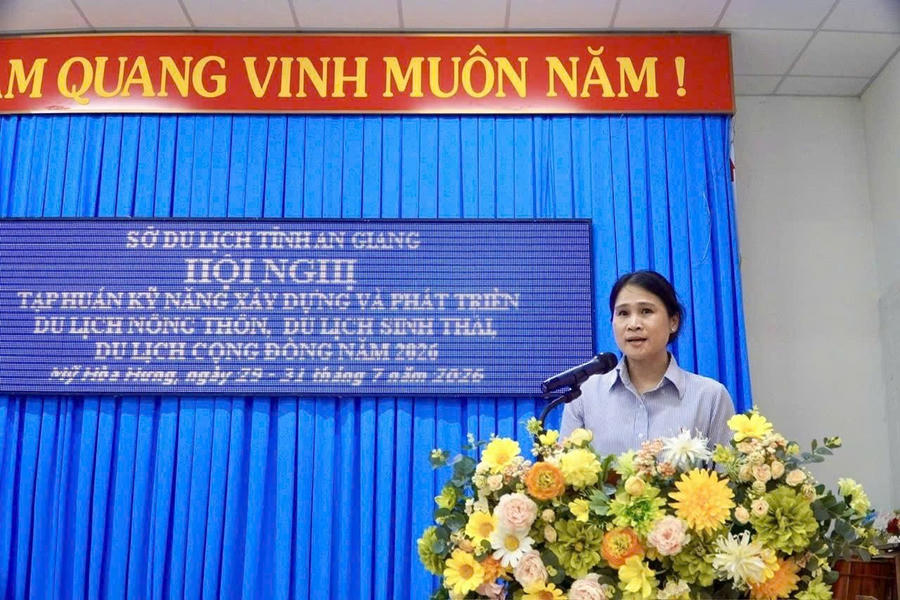 Bà Trần Thị Loan - Phó Trưởng phòng Quy hoạch và Phát triển du lịch, Sở Du lịch An Giang phát biểu khai mạc hội nghị tập huấn.