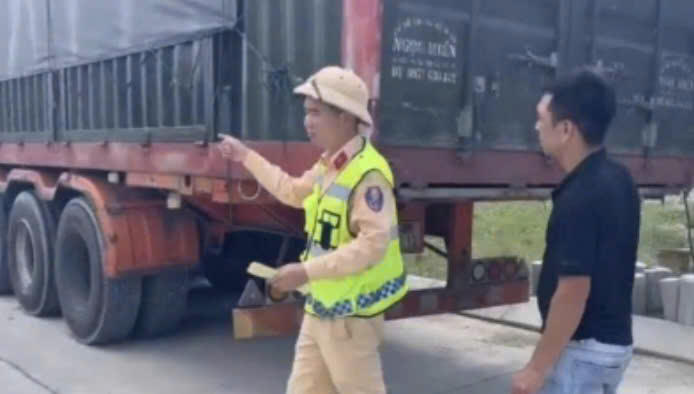 Lực lượng CSGT niêm phong xe đầu kéo gây rơi vãi mảnh sắt trên cao tốc.