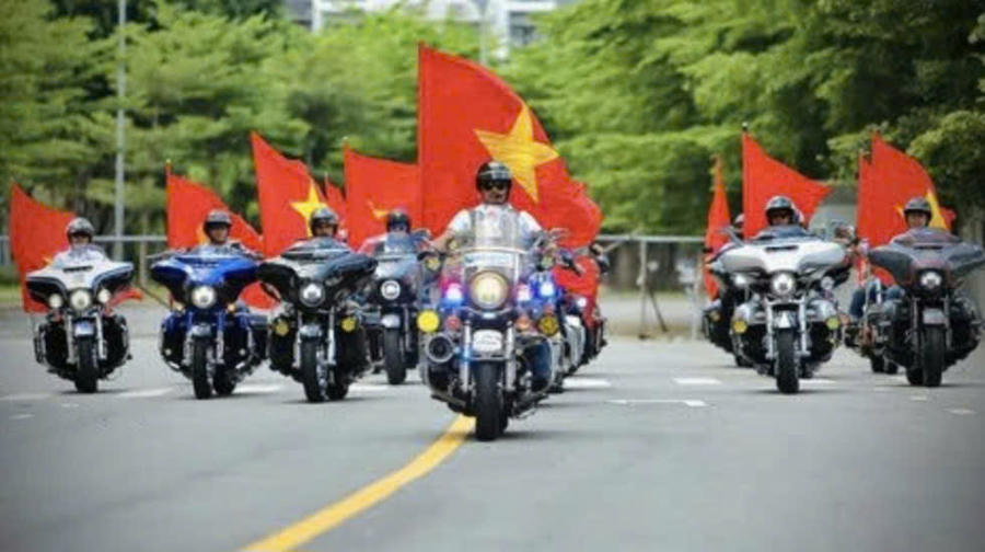 Công an tỉnh Đắk Lắk làm nhiệm vụ bảo đảm an ninh, trật tự và an toàn giao thông trên tuyến diễu hành của Lễ hội. Ảnh: Minh họa