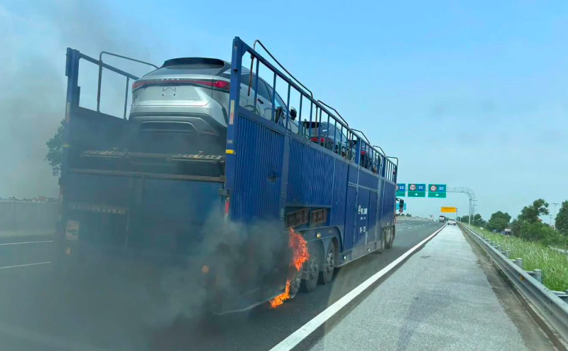 Chiếc ô tô được phát hiện bống cháy dàn lốp sau khi đang lưu thông trên cao tốc. Ảnh: Mạng xã hội