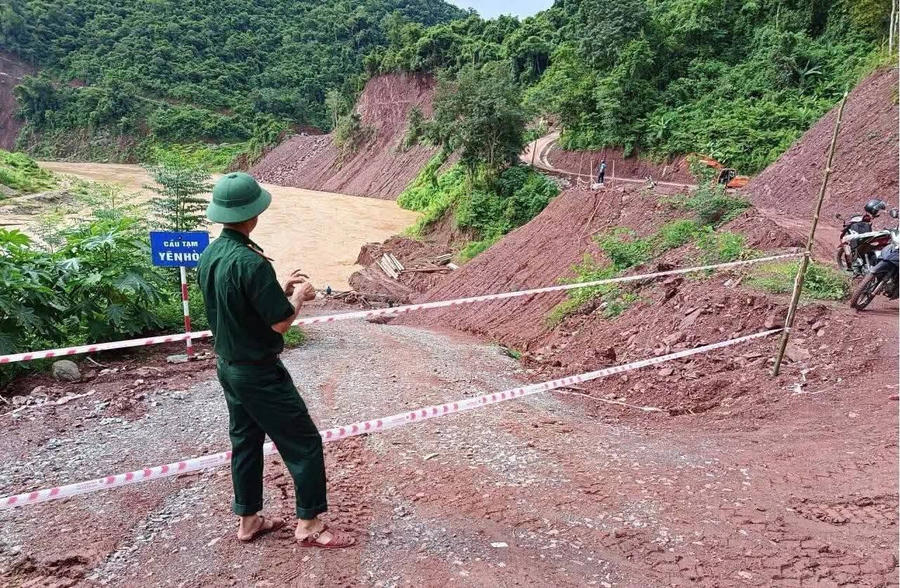 Lực lượng chức năng lập chốt, cảnh báo an toàn.