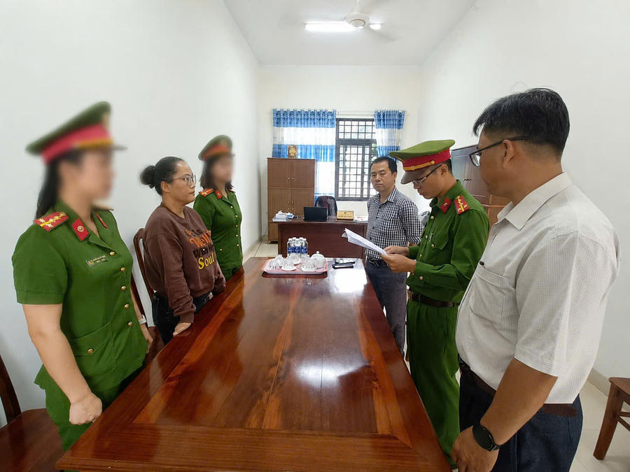 Tống đạt Quyết định khởi tố bị can, Lệnh bắt bị can để tạm giam đối với Nguyễn Thị Hằng - Ảnh Công an Quảng Ngãi.
