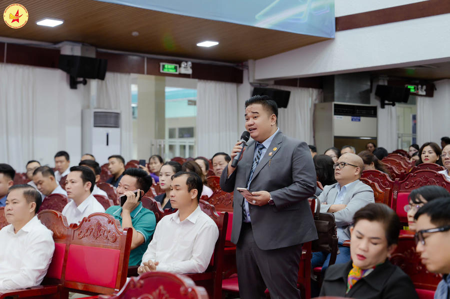 Ông Nguyễn Duy Khương, Phó Chủ tịch Hội Doanh nhân trẻ Đồng Nai, đặt vấn đề về cơ chế tiếp cận vốn cho doanh nghiệp trẻ. Ảnh: Trung Anh