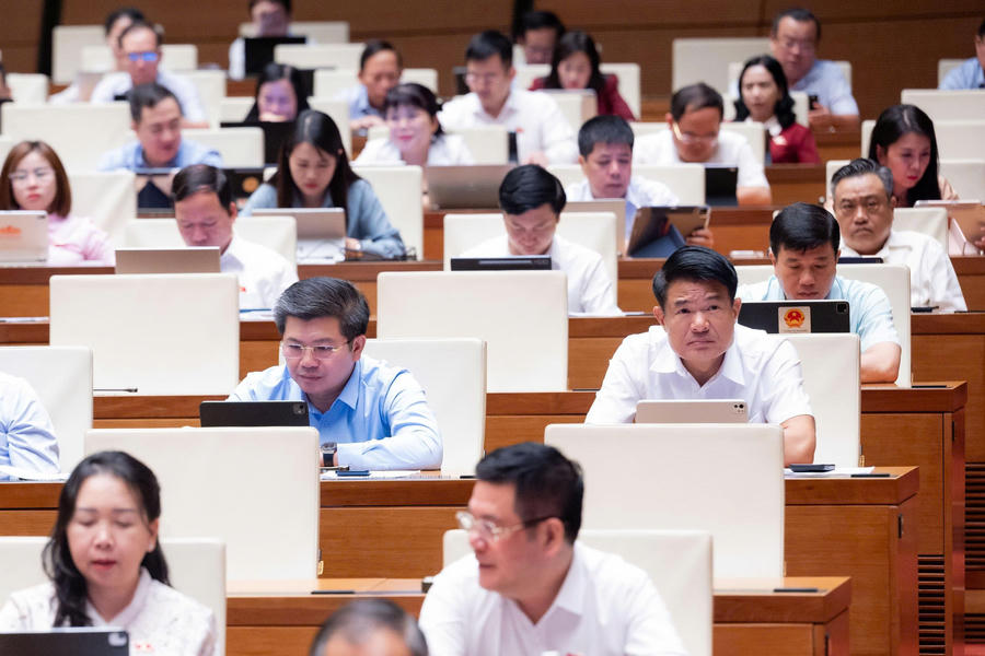 Các Đại biểu tham dự tại Hội trường. Ảnh: quochoi.vn