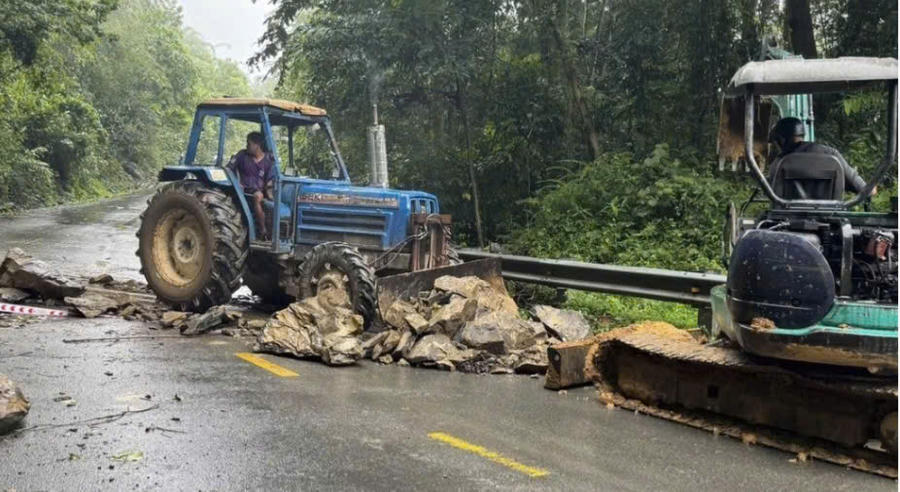Lực lượng chức năng khẩn trương giải phóng đất đá trên mặt đường. Lực lượng chức năng khẩn trương giải phóng đất đá trên mặt đường.