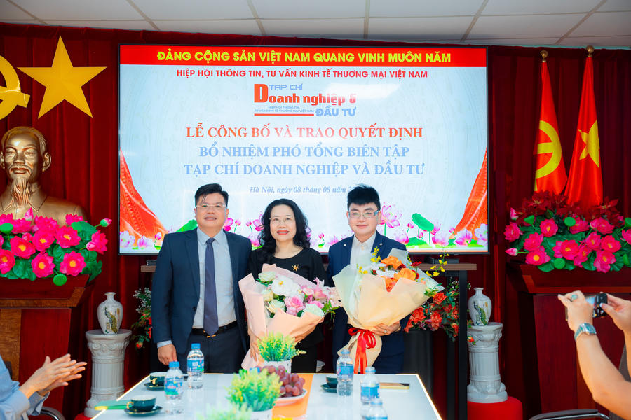 Thạc sĩ, Nhà báo Lê Minh Tuấn tặng hoa tri ân lãnh đạo Tạp chí Doanh nghiệp và Đầu tư.