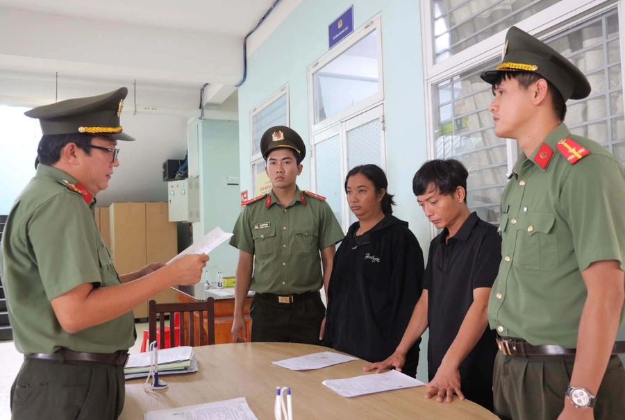 Cơ quan An ninh điều tra, Công an tỉnh Tây Ninh tống đạt quyết định khởi tố bị can (Ảnh: C.A.).