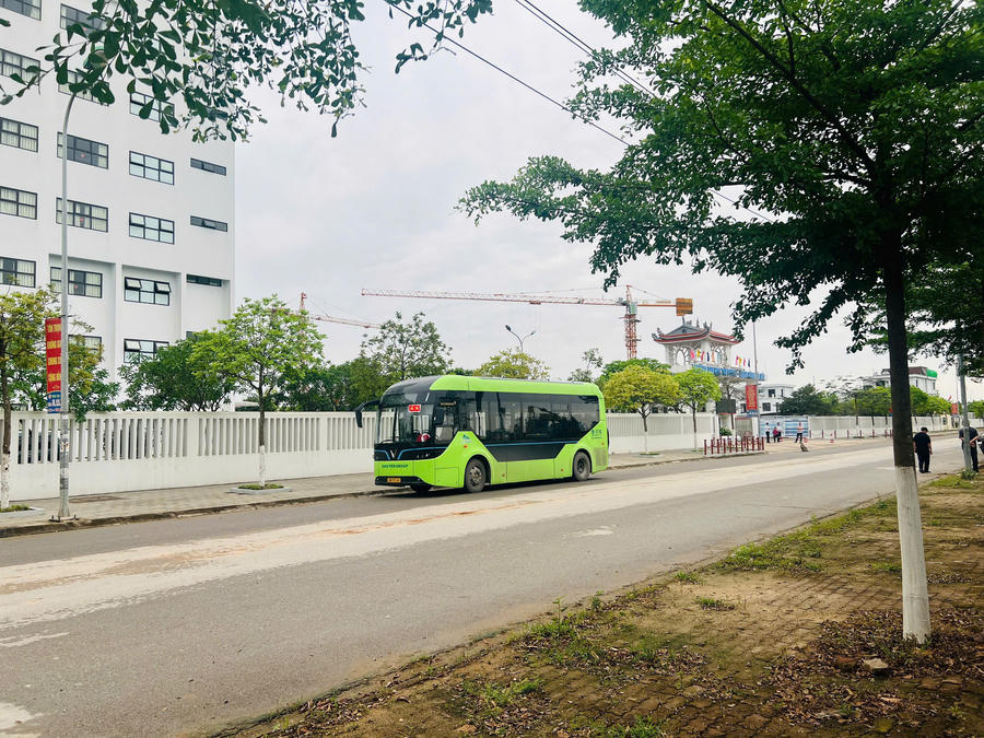 Tuyến xe buýt 60B có điểm dừng tại khu vực cổng trường, hỗ trợ sinh viên di chuyển. Ảnh: FBU