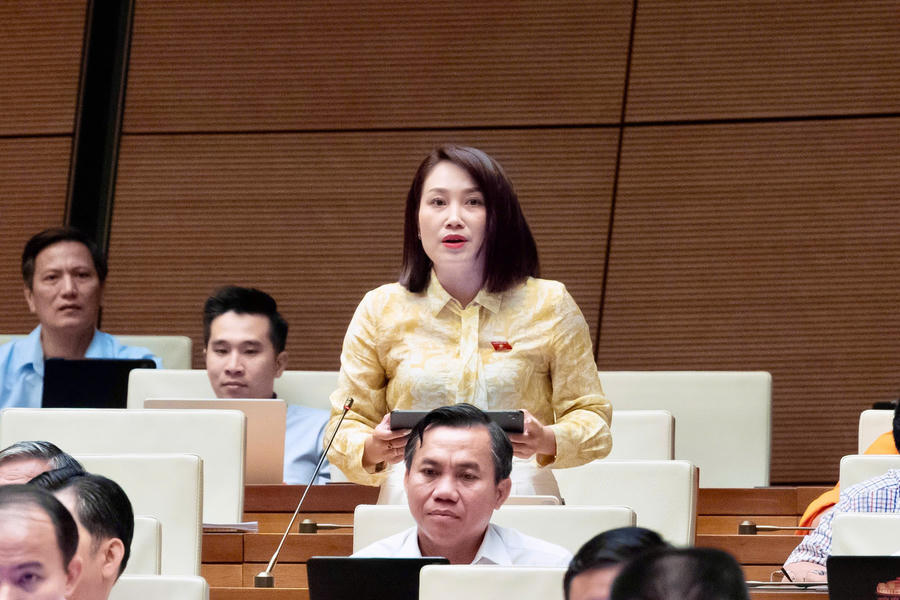 Đại biểu Cà Thị Thắm, đoàn ĐBQH tỉnh Lai Châu phát biểu. Ảnh: quochoi.vn