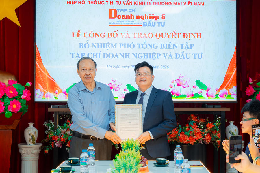 Ông Lương Văn Tự, Chủ tịch Hiệp hội Thông tin, Tư vấn Kinh tế Thương mại Việt Nam, nguyên Thứ trưởng Bộ Công Thương, Trưởng đoàn Đàm phán của Chính phủ về gia nhập Tổ chức Thương mại Thế giới (WTO) và Cộng đồng Kinh tế ASEAN, trao Quyết định bổ nhiệm Phó Tổng Biên tập Tạp chí Doanh nghiệp và Đầu tư cho Thạc sĩ, Nhà báo Lê Minh Tuấn.
