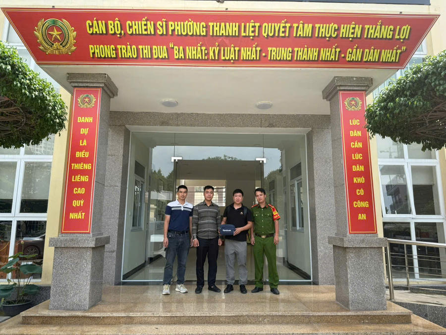Công an phường Thanh Liệt phối hợp tìm kiếm và trao trả tài sản giá trị lớn cho người nước ngoài.