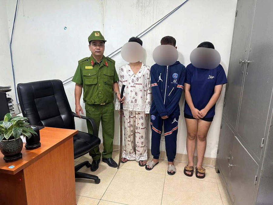 Các đối tượng và tang vật tại trụ sở Công an xã Quốc Oai.