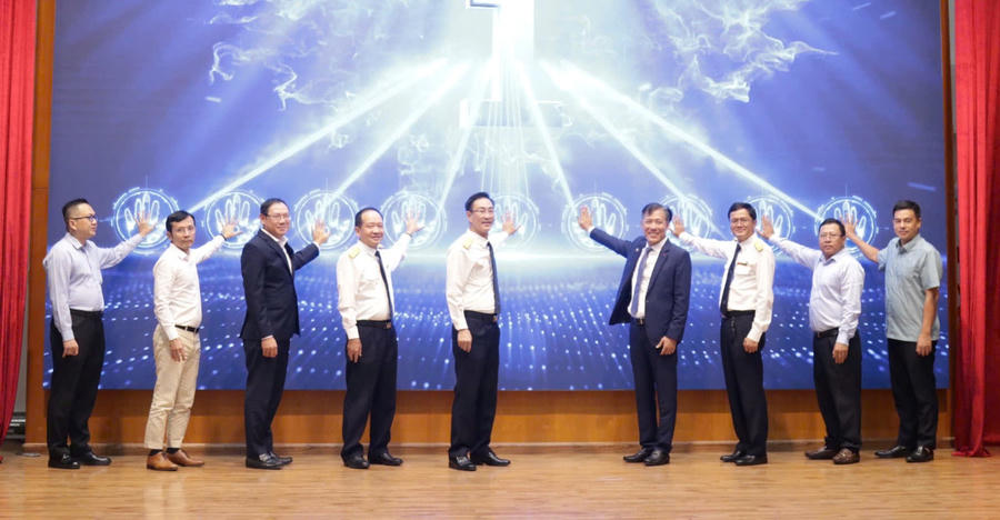 Lãnh đạo Thuế Thành phố và các đại biểu thực hiện nghi thức kích hoạt hệ thống đưa vào triển khai thực tế