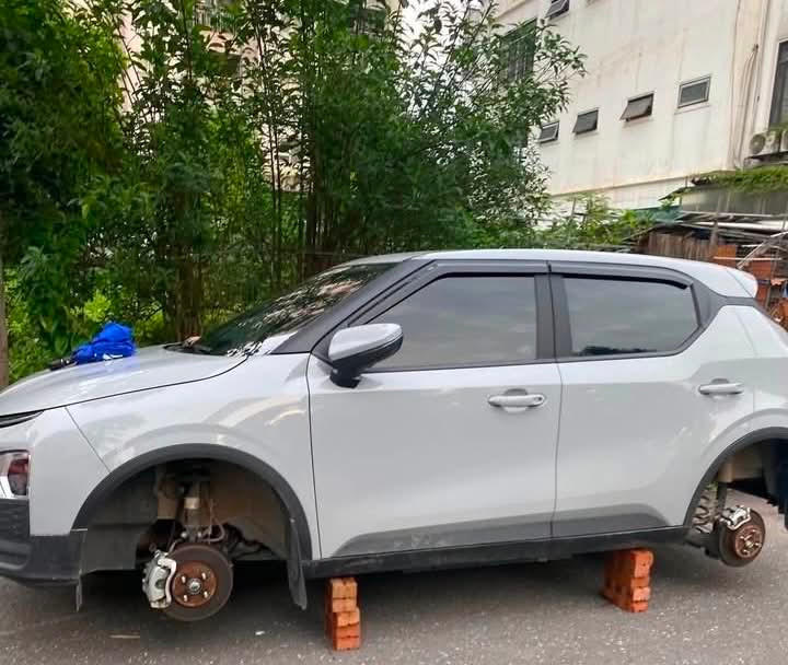 Hình ảnh xe ô tô bị lấy trộm bánh.