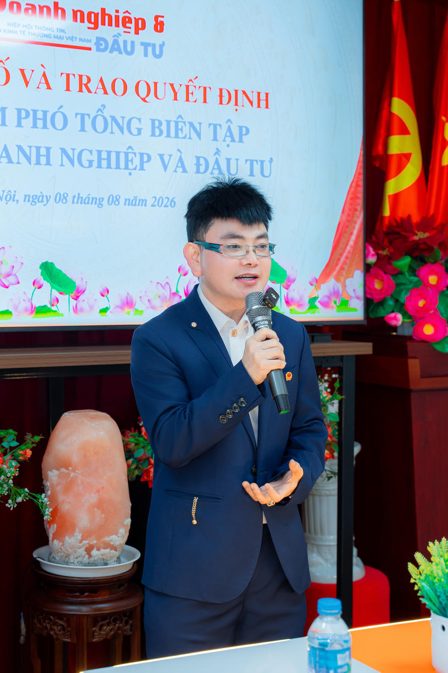 Tổng Biên tập Đào Bình kỳ vọng ông Lê Minh Tuấn cùng Ban Biên tập nâng cao chất lượng và đổi mới hoạt động Tạp chí trong giai đoạn mới.