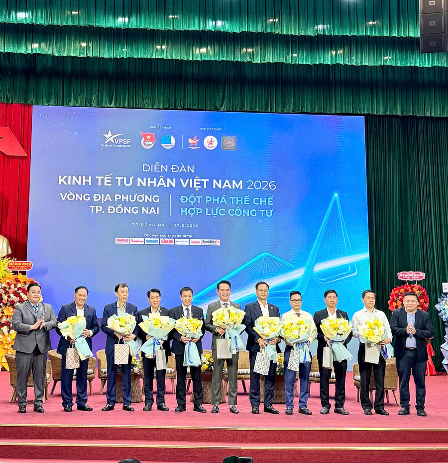 Đại diện lãnh đạo các hội, hiệp hội doanh nghiệp trao hoa cảm ơn các đại biểu tham dự Phiên đối thoại địa phương Diễn đàn Kinh tế tư nhân Việt Nam 2026 tại Đồng Nai. Ảnh: Trung Anh