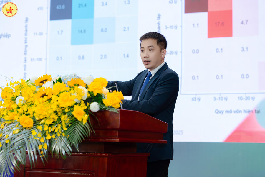 Ông Đậu Anh Tuấn, Phó Tổng Thư ký VCCI, trao đổi về giải pháp khơi thông nguồn vốn cho doanh nghiệp nhỏ và vừa. Ảnh: Trung Anh