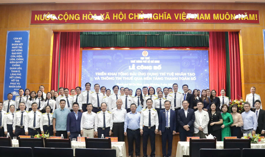 Các đại biểu chụp ảnh lưu niệm tại buổi lễ.